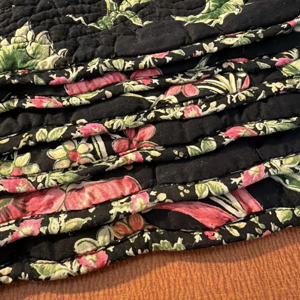 Set Of 6 Black Pink Rose Floral Quilted Placemats Reversible Scalloped Trim EUC